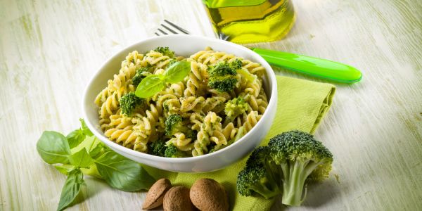 Proteinska tjestenina s brokulom i bademima